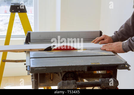 Nuovo home progetto constructiion imprenditore edile lavoratore utilizzando una sega circolare per il taglio di pannelli Foto Stock