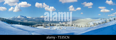 Ad alta risoluzione di immagine di cucitura. Mattina inverno calmo panorama di montagna con gruppo di capannoni e il monte ridge dietro, dei Carpazi, Ucraina Foto Stock