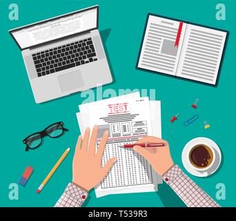 Mani con riempimento penna sondaggio o forme di esame. Risposta quiz Paper, la pila di fogli con la prova di educazione. Lista di controllo o questionario documento. Laptop, libro, Illustrazione Vettoriale