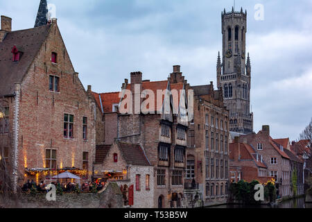 Vista la classica edifici medievali e campanile di Bruges dalla Rozenhoedkaai (Quay del Rosario) canal. La città di Bruges strade. Foto Stock