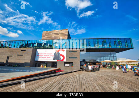 Copenhagen, Danimarca-2 agosto, 2018: edificio moderno del nuovo Royal Playhouse Theatre nel centro storico della città rivolta verso il famoso lungomare di Copenaghen, Ny Foto Stock