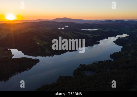 Una splendida alba rompe su verdi colline intorno a San Pablo serbatoio nel nord della California. Un inverno umido ha causato una vegetazione lussureggiante di crescita. Foto Stock