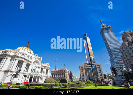 Messico, Città del Messico-3 dicembre, 2018: Landmark Tower Torre Latinoamericana e il Palazzo delle Belle Arti vicino alla Alameda Central Park Foto Stock