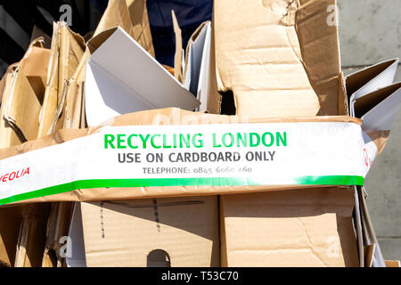 Riciclaggio di cartone di Londra, South Kensington, Royal Borough di Kensington e Chelsea, London, England, Regno Unito Foto Stock