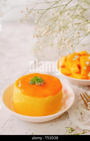 Mousse di mango con fette di mango maturi sul lato, il fuoco selettivo Foto Stock