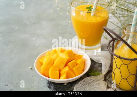 Tagliate a fette di mango maturi con Lassi sul lato, il fuoco selettivo Foto Stock