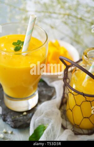 Mango Lassi / Indian Mango yogurt drink, il fuoco selettivo Foto Stock