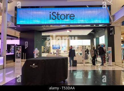 MONTREAL, Canada - 4 ottobre 2018: Apple Istore ingresso con persone in duty free zone a YUL Montreal Airport Foto Stock