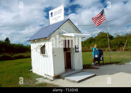 Florida Everglades Ochopee Tamiami Trail US Highway Route 41, il più piccolo ufficio postale degli Stati Uniti donna visitatore mail cartolina, Foto Stock