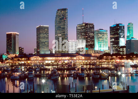 Miami Florida,Bay Waterside Marketplace Downtown skyline,City scape Biscayne Bay vista mare da Port Boulevard Bridge,cavalcavia,link,collegamento,crepuscolo,ev Foto Stock