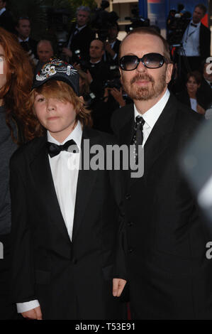 CANNES, Francia. 15 maggio 2005: star degli Eurythmics Dave Stewart & Famiglia in occasione del gala premiere di Star Wars - La vendetta dei Sith - in occasione della 58a Film Festival de Cannes. © 2005 Paul Smith / Featureflash Foto Stock