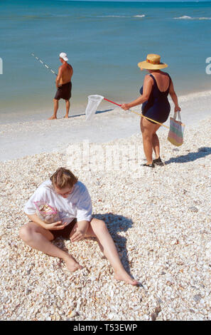 Florida Gulf Coast Lee County Captiva Barrier Island Blind Pass spiagge, sabbia, surf, donne, femmine, caccia conchiglie uomo pesca, sport, atleta, ricreati Foto Stock