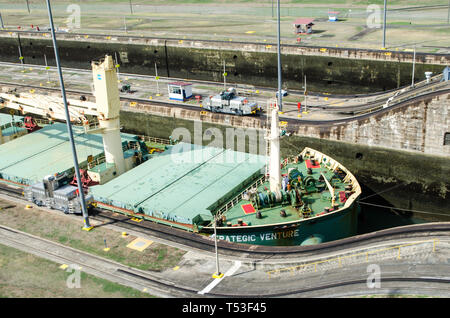 Le navi in transito attraverso il canale di Panama Foto Stock