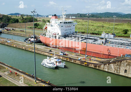 Le navi in transito attraverso il canale di Panama Foto Stock