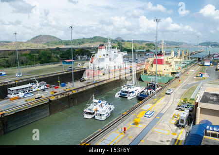 Diversi tipi di navi in transito attraverso il canale di Panama Foto Stock