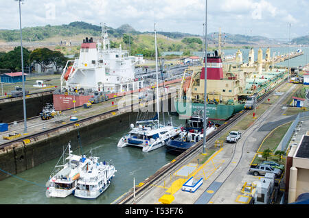 Diversi tipi di navi in transito attraverso il canale di Panama Foto Stock