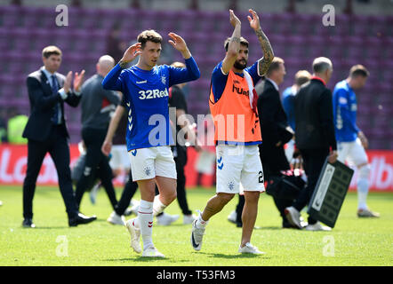 Rangers di Jack Ryan (sinistra) e Daniel Candeias di applaudire i tifosi dopo la Ladbrokes Premiership scozzese corrispondono a Tynecastle Stadium, Edimburgo. Foto Stock