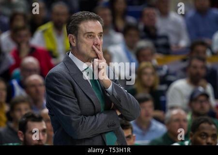 Madrid, Spagna. Xix Apr, 2019. Rick Pitino durante il Real Madrid vittoria su Panathinaikos Opap Atene (78 - 63) in Turkish Airlines Euroleague replayoff gioco 2 celebrata al Centro Wizink a Madrid (Spagna). 19 aprile 2019. Credito: Juan Carlos García Mate/Pacific Press/Alamy Live News Foto Stock