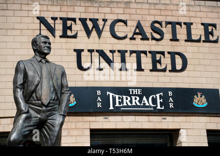 Una statua di Sir Bobby Robson al di fuori del bar sulla terrazza davanti al Premier League match presso il St James Park, Newcastle. Foto Stock