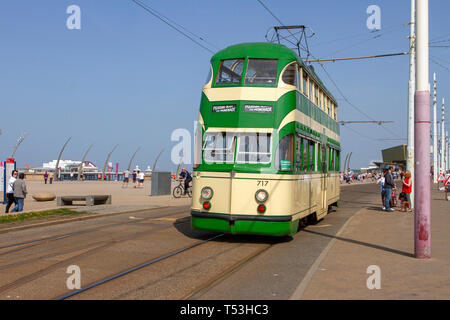 Blackpool, Lancashire. 19 Aprile, 2019. Regno Unito Meteo. Condizioni di caldo continuare come pasqua patrimonio oro Weekend tram del passato traghetti passeggeri lungo il lungomare. 717 è stato costruito dagli inglesi Electric Co., Preston, nel dicembre 1934 come parte di un lotto di 14 simile double deck per prendere il tram. Foto Stock