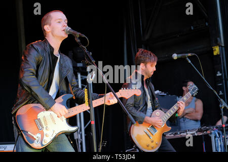 Nick Bowden e Paolo Bowe di fascino federale di eseguire a Weyfest, Farnham, Inghilterra, Regno Unito. Il 6 settembre 2015. Foto Stock