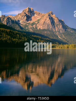 Stati Uniti d'America; Idaho; Sawtooth National Recreation Area; mattina nuvole temporalesche su McGown picco che è riflessa nel lago di Stanley. Foto Stock