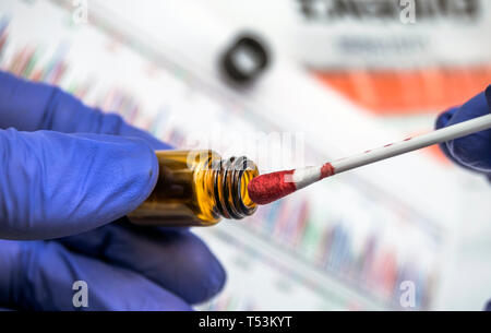 Esperto di polizia diventa campione di sangue dalla bottiglia di vetro in laboratorio Criminalistic, immagine concettuale Foto Stock