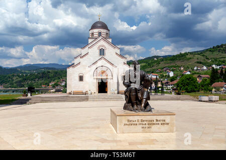 Monumento a Petar II Petrovich Njegosh sulla piazza di Andricgrad, di fronte alla chiesa di San Lazzaro, Visegrad, Bosnia. Foto Stock