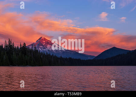 Paesaggio panoramico con il monte Hood al tramonto da Lost Lake, Oregon, USA Foto Stock
