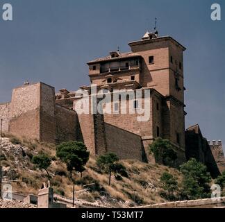 La Iglesia DE LA SANTA CRUZ CONSTRUIDA EN EL SIGLO XVII RODEADA DE N.A. FORTALEZA REALIZADA EN EL SIGLO XV. Autore: FRAY ALBERTO DE LA MADRE DE DIOS. Posizione: la chiesa della Santa Croce. CARAVACA DE LA CRUZ. MURCIA. Spagna. Foto Stock