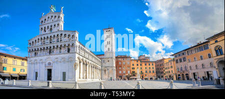 Vista panoramica della chiesa medievale di San Michele, Piazza San Michele a Lucca. Toscana, Italia Foto Stock