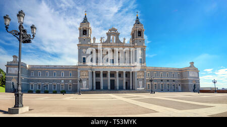 Vista panoramica della Cattedrale di Almudena in Madrid. Spagna, Europa Foto Stock