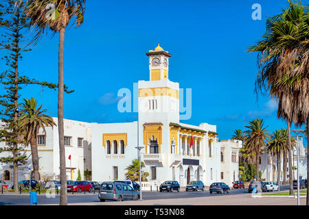 Street con urban clock tower a Essaouira. Il Marocco, Africa del Nord Foto Stock