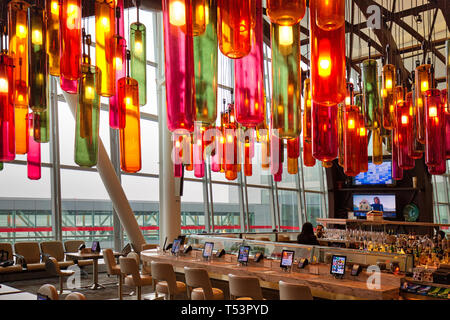 Toronto, Canada-April 10, 2019: Moderna Toronto Pearson aeroporto partenza sale di attesa con duty free, negozi e ristoranti aree piene di passeggeri Foto Stock