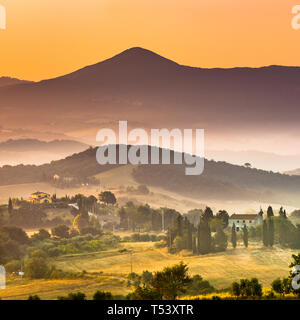 Sunrise over foggy Toscana village scena di paesaggio nei pressi di Firenze, Italia. Foto Stock