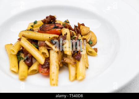 Spaghetti aglio e olio, pasta con peperoncino essiccato e pancetta. Cucina Italiana. Foto Stock