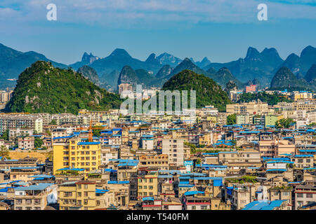 GUILIN, Cina - 01 novembre: questa è una vista della città Guiliin con montagne in lontananza il 01 novembre 2018 in Guilin Foto Stock