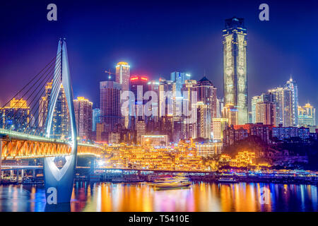 CHONGQING CINA - novembre 02: vista notturna della città di Chongqing skyline e il Qiansimen ponte sul fiume Jialing su Novembre 02, 2018 in Chongqi Foto Stock
