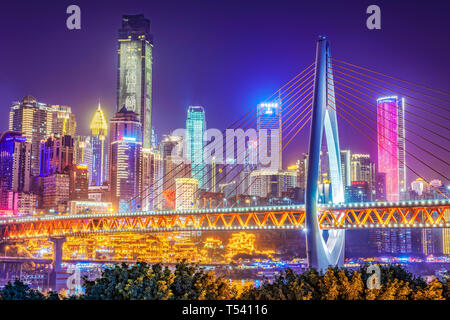CHONGQING CINA - novembre 02: vista dello skyline della città e il famoso ponte Qiansimen di notte il 02 novembre 2018 a Chongqing Foto Stock