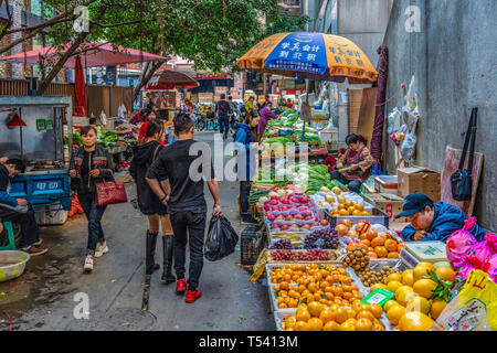 CHONGQING CINA - novembre 03: questa è una strada locale di vendita sul mercato della frutta fresca e verdure su Novembre 03, 2018 a Chongqing Foto Stock