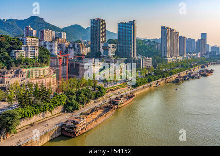 CHONGQING CINA - novembre 03: si tratta di un punto di vista di Chongqing riverside edifici della città lungo il fiume Yangtze a Novembre 03, 2018 a Chongqing Foto Stock