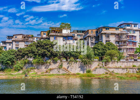 GUILIN, Cina - 01 novembre: Riverside case ed edifici di appartamenti in Guilin lungo il Fiume Li il 01 novembre 2018 in Guilin Foto Stock