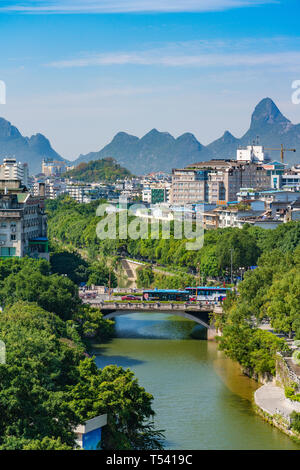 GUILIN, Cina - 01 novembre: si tratta di una vista panoramica della città di Guilin presi da Elephant Trunk Hill, una popolare destinazione di viaggio il 01 novembre 2018 in Foto Stock