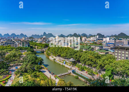 GUILIN, Cina - 01 novembre: si tratta di una vista panoramica della città di Guilin presi da Elephant Trunk Hill, una popolare destinazione di viaggio il 01 novembre 2018 in Foto Stock