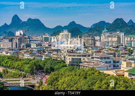 GUILIN, Cina - 01 novembre: si tratta di una vista panoramica della città di Guilin presi da Elephant Trunk Hill, una popolare destinazione di viaggio il 01 novembre 2018 in Foto Stock