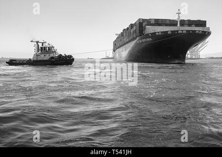 Foto in bianco e nero della nave portacontainer CMA CGM CENTAURO, essendo ruotata di 180 gradi dal rimorchiatore GIOVANNI QUIGG, prima di approdare a Long Beach, Stati Uniti d'America. Foto Stock