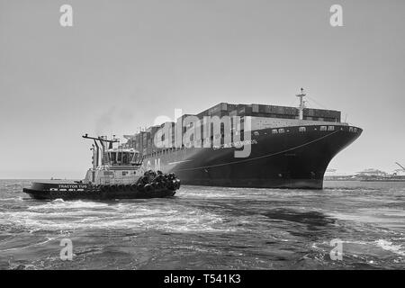 Foto in bianco e nero della nave portacontainer CMA CGM CENTAURO, essendo ruotata di 180 gradi dal rimorchiatore GIOVANNI QUIGG, prima di approdare a Long Beach, Stati Uniti d'America. Foto Stock