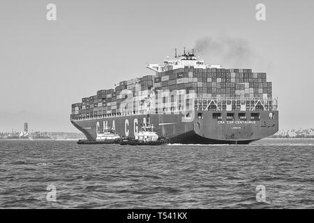Foto in bianco e nero della nave container, CMA CGM CENTAURUS, girata a 180 gradi da 2 rimorchiatori prima di attraccare a Long Beach, California, USA Foto Stock