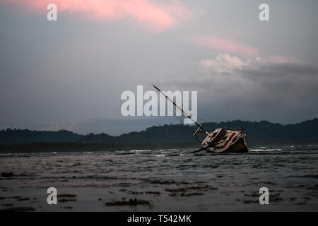 Relitto di nave in Puerta viejo spiaggia di Costa Rica Foto Stock