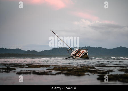 Relitto di nave in Puerta viejo spiaggia di Costa Rica Foto Stock